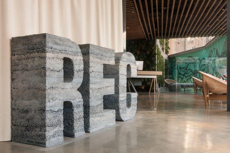 Letras de hormigon para el hotel REC